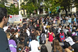 Ναι, κάτω από τις μάσκες έχουν και άποψη και φωνή