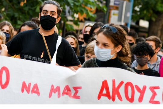 «Κάτω από τη μάσκα έχουμε φωνή, μόρφωση, υγεία για κάθε μαθητή»