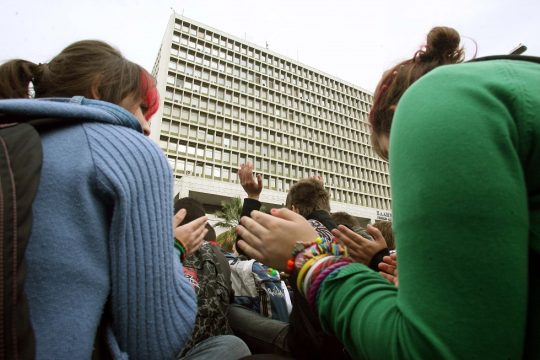 Από το θρανίο στο αυτί και στη ΓΑΔΑ