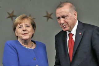 Χθες τους αποθέωναν, σήμερα τους βρίζουν