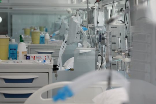 Κοντά σε τριψήφιο αριθμό οι διασωληνωμένοι