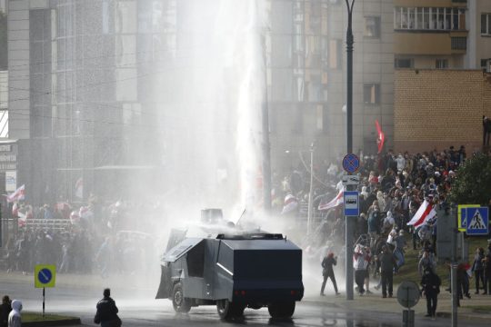 Κανόνια νερού κατά δεκάδων χιλιάδων διαδηλωτών στο Μινσκ