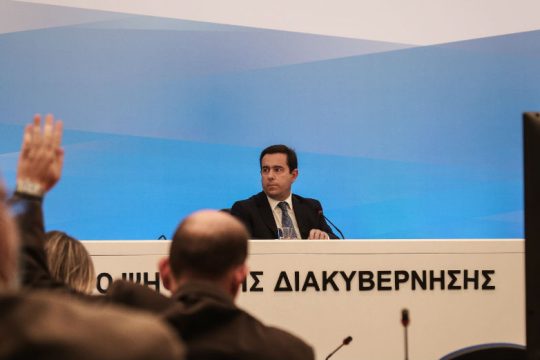 Τι ανακοίνωσε ο Μηταράκης για τη δημιουργία κλειστών κέντρων στα νησιά