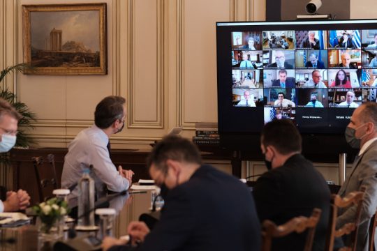 Κορονοϊός: Βάζουν σταδιακά «λουκέτο», χωρίς ενίσχυση σε Υγεία και μέσα μεταφοράς