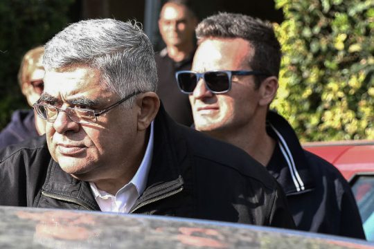 Σόου έξω από το σπίτι του Μιχαλολιάκου