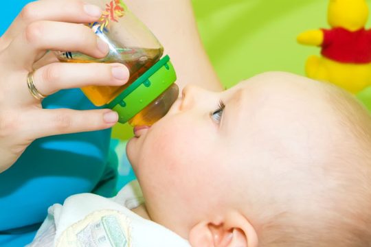 Eκατομμύρια σωματίδια πλαστικού καταπίνουν τα μωρά από τα μπιμπερό