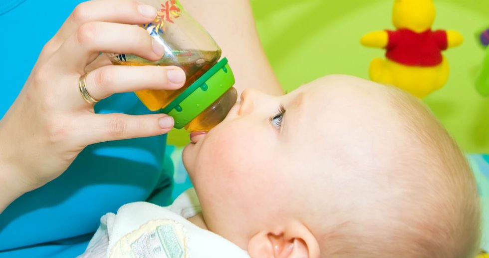 Eκατομμύρια σωματίδια πλαστικού καταπίνουν τα μωρά από τα μπιμπερό