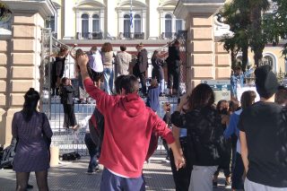 Διαμαρτυρία με χορούς και τραγούδια
