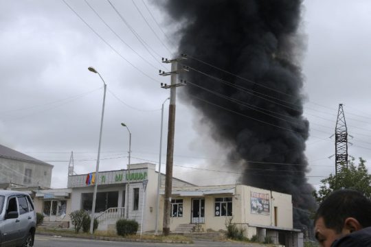 Το Αζερμπαϊτζάν και η Αρμενία αλληλοκατηγορούνται ότι βομβαρδίζουν πόλεις