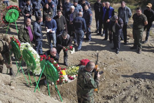 Βομβαρδίζοντας τις εκεχειρίες
