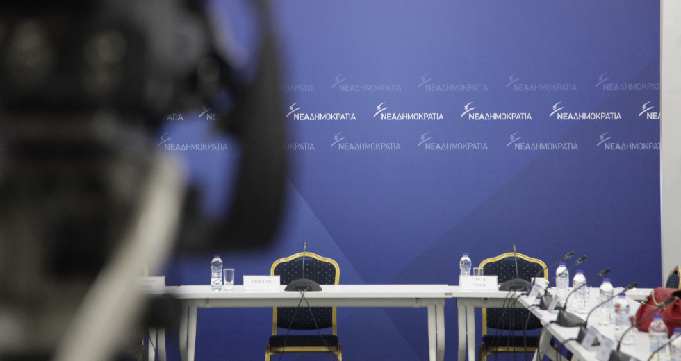 Επιμένει στη θεωρία των δύο άκρων η Ν.Δ. λίγο πριν την απόφαση για τη Χρυσή Αυγή