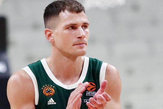 Τσάκιζε η άμυνα, «πυροβολούσε» ο Νέντοβιτς