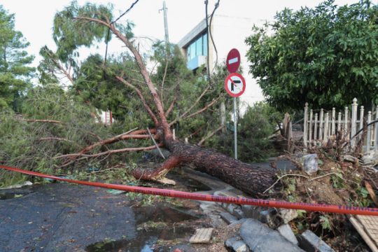 Τρεις τραυματίες από την κακοκαιρία, καταστροφή στο Νέο Ηράκλειο