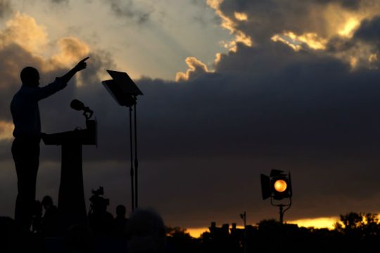 Ομπάμα για Τραμπ: Δεν λύνεις προβλήματα τουιτάροντας και βλέποντας τηλεόραση