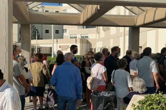 Ηράκλειο: Οργισμένη αντίδραση των συνταξιούχων για τον συνωστισμό στα νοσοκομεία