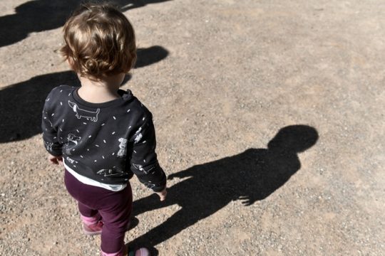 Η μητρότητα, χωρίς μοίρασμα ευθυνών, οδηγεί στην ανεργία