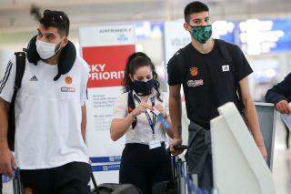 Με όποιους βρει μπροστά του