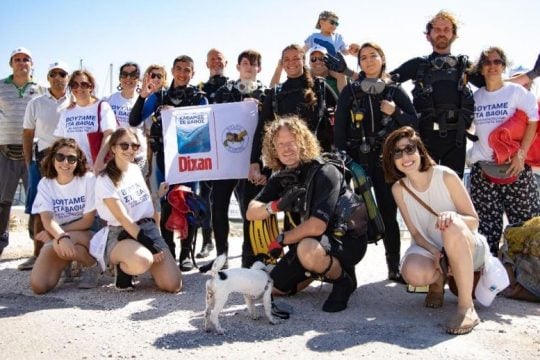 Το DIXAN συνεχίζει και «Καθαρίζει σε Βάθος» τις θάλασσες και τις ακτές μας