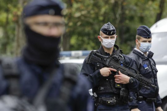 Αστυνομικοί εξουδετέρωσαν άνδρα με δύο μαχαίρια στο Παρίσι