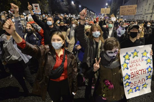 Εικόνα από το μέλλον η γυναικεία εξέγερση στην Πολωνία για το δικαίωμα στην άμβλωση