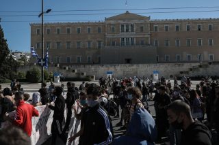«Κάτω από τη μάσκα έχουμε φωνή, μόρφωση κι υγεία σε κάθε μαθητή»