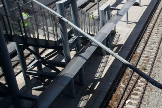 Κοντέινερ έπεσε σε συρμό του προαστιακού στην Πάτρα