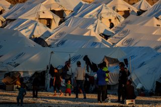 Μεταφέρουν ευάλωτους στις λάσπες του Καρά Τεπέ