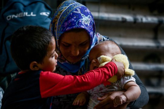 Από τα καλλυντικά στους πρόσφυγες με «γαλάζιο» φόντο