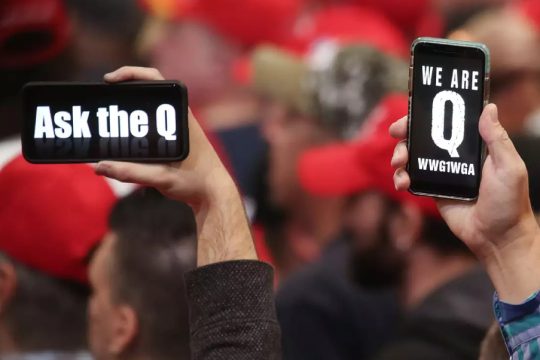 Στοπ από Facebook και Instagram στο συνωμοσιολογικό «QAnon»