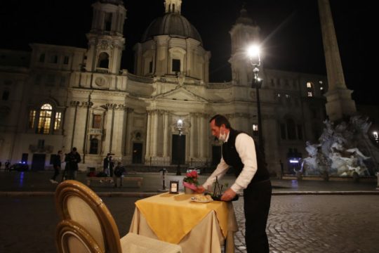 Μέτρα με άμεση ισχύ ετοιμάζεται να ανακοινώσει ο Κόντε