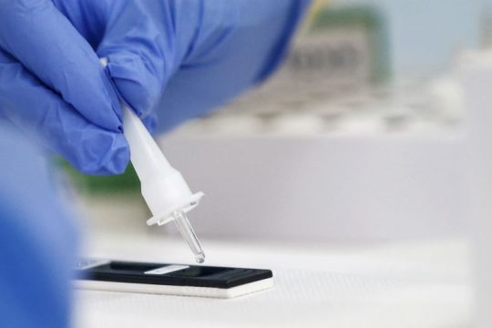 Αύξηση κρουσμάτων στην Ευρώπη, ενώ η προοπτική εμβολιασμού είναι μακρινή
