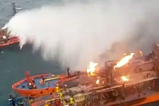 Τρεις αγνοούμενοι από έκρηξη σε ρωσικό τάνκερ