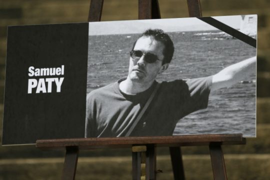 Γαλλία: Μηνύματα με τον δολοφόνο του καθηγητή αντάλλασσε πατέρας μαθήτριας