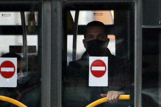 Έξαρση κρουσμάτων στη Σερβία, με τα νοσοκομεία να γεμίζουν από ασθενείς