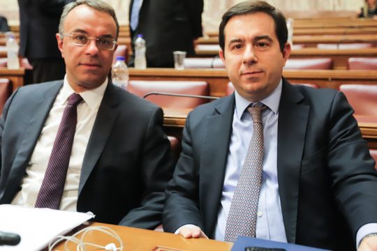 Μεγαλοπρεπές άδειασμα Σταϊκούρα σε Μηταράκη για τη δομή στις Θερμοπύλες