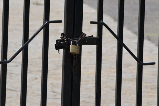 Κλειστά 25 σχολεία και περισσότερα από 200 τμήματα λόγω του κορονοϊού