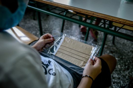Αρνητές της μάσκας συνεχίζουν να μην στέλνουν τα παιδιά τους σχολείο