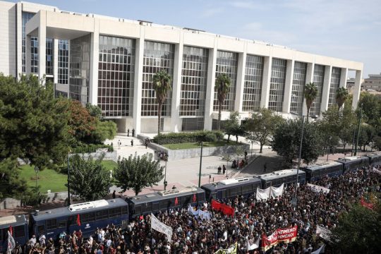 Οι λαϊκές συγκεντρώσεις, το τεκμήριο της αθωότητας και η πίεση στην κρατική εξουσία