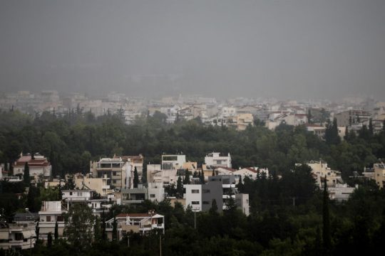 Κυριακή με τοπικές νεφώσεις και καταιγίδες