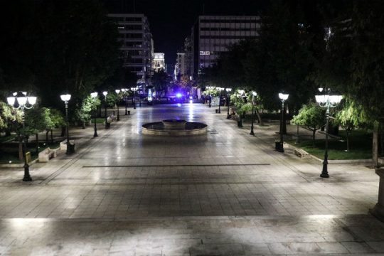 Έρημες πόλεις η Αθήνα και η Θεσσαλονίκη μετά τα μεσάνυχτα [εικόνες]