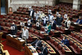 Κοινοβουλευτικό «τείχος» απέναντι στον ναζισμό