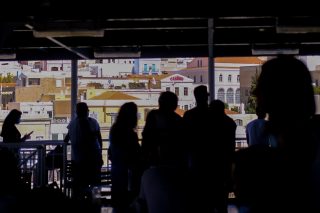 Η πολιτική του… συνωστισμού