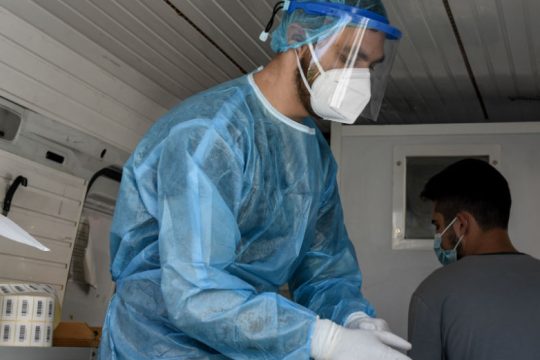 Σε καραντίνα μπήκαν Ιωάννινα και Σέρρες, «κοκκινίζουν» Λάρισα και Θεσσαλονίκη