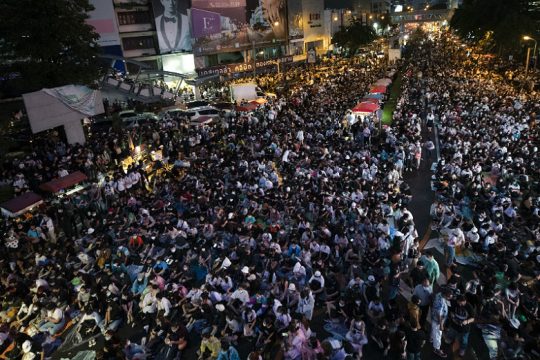 Δεν παραιτείται ο πρωθυπουργός της Ταϊλάνδης εν μέσω δυναμικών διαδηλώσεων