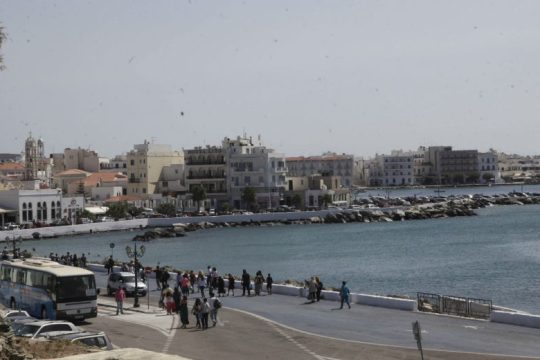 Πρόσκρουση πλοίου στο λιμάνι της Τήνου