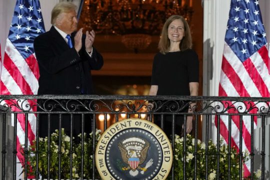 Oρκωμοσία Μπάρετ: Πανηγύρια για τον Τραμπ, μαύρη μέρα για τους Δημοκρατικούς