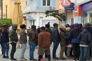 Τράπεζες «κλέβουν» τα ψίχουλα των προσφύγων