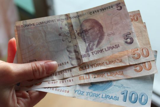 Σε νέο ιστορικό χαμηλό η τουρκική λίρα