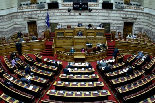 Πυρά της αντιπολίτευσης για τη διαχείριση της κρίσης και το σύστημα υγείας