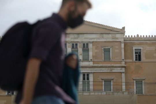 Το τρίτο κρούσμα Covid-19 φέρνει πιο αυστηρά μέτρα στη Βουλή